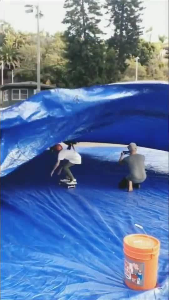 抄底资金在行动!沪深300ETF份额暴增365亿 投资者该如何选择?