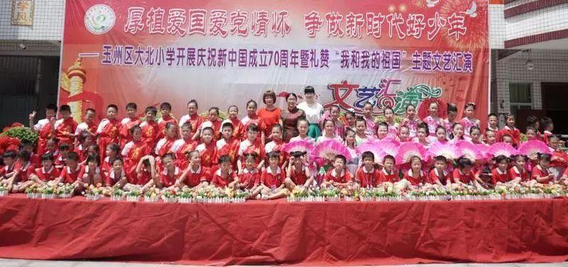 54岁王柠怎么忍心下手?剧中与小13岁男演员腻歪,表情享受没眼看